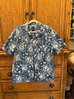 GAP Men's Blue and White Short-Sleeve Floral Button-Down Shirt